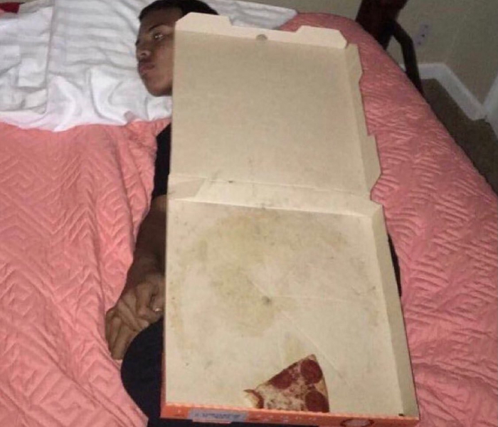 Direito de Dormir no Sofá dos Noivos após uma Festa